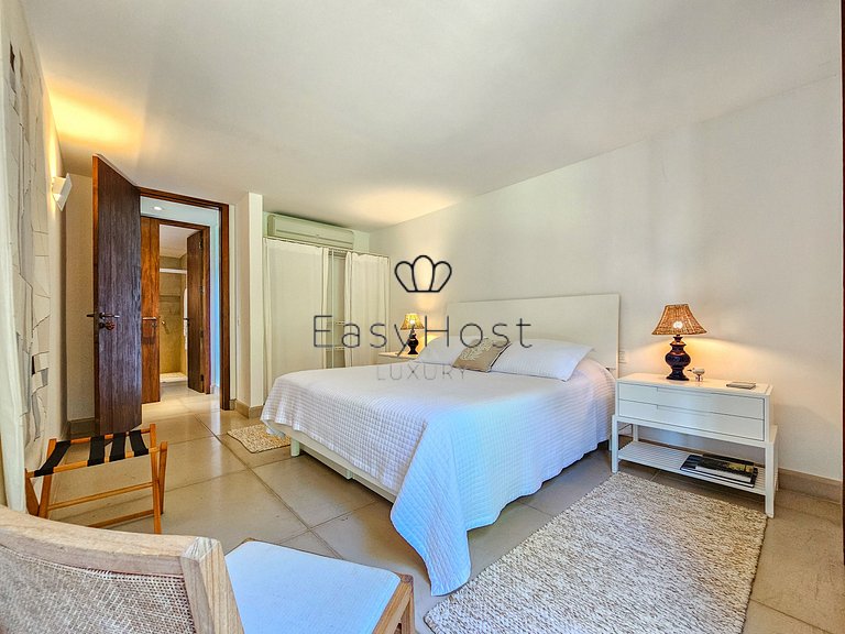 Vacation home in Angra with beachfront pool and sauna.