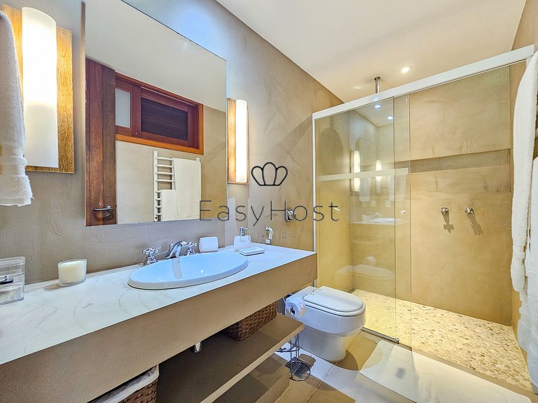 Vacation home in Angra with beachfront pool and sauna.