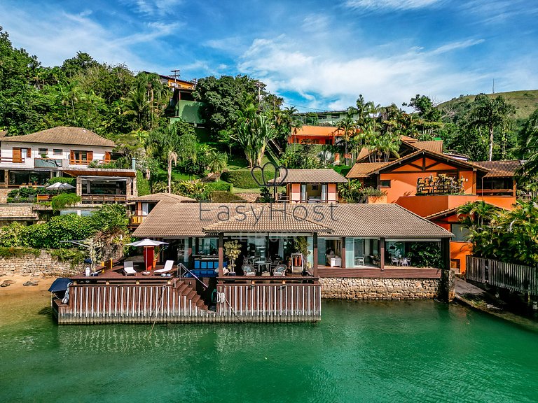 Casa à venda em Condomínio com piscina e vista para o mar