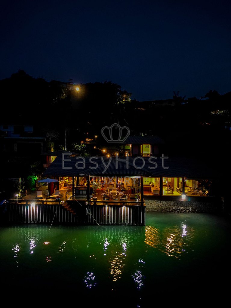 Casa à venda em Condomínio com piscina e vista para o mar