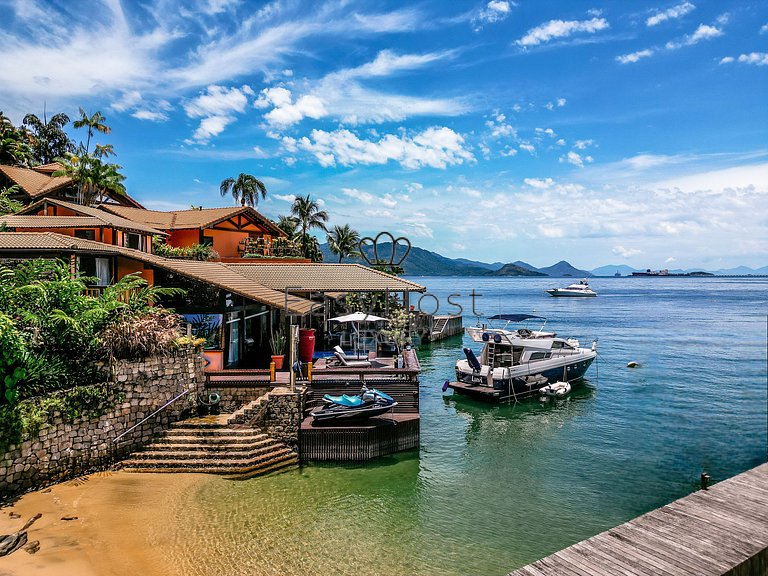 Casa à venda em Condomínio com piscina e vista para o mar