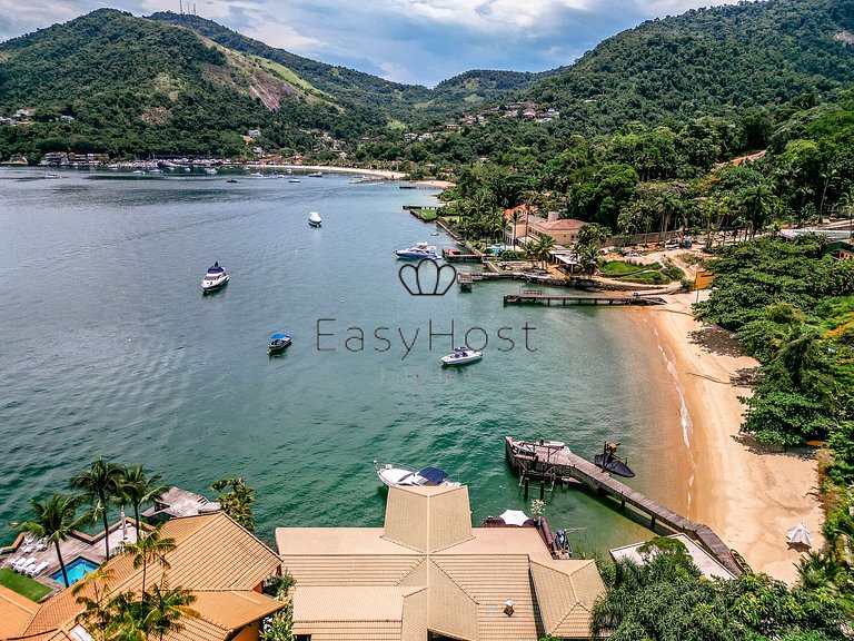 Casa en venta en condominio con piscina y vista al mar.