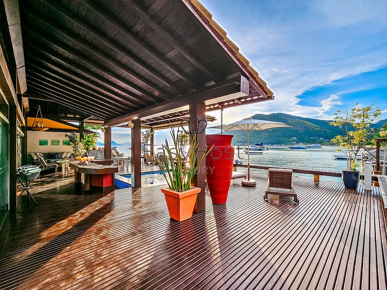 Casa en venta en condominio con piscina y vista al mar.