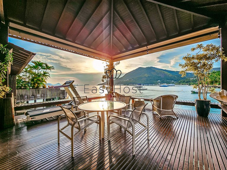 Casa à venda em Condomínio com piscina e vista para o mar