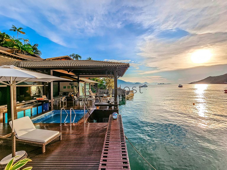 Casa à venda em Condomínio com piscina e vista para o mar