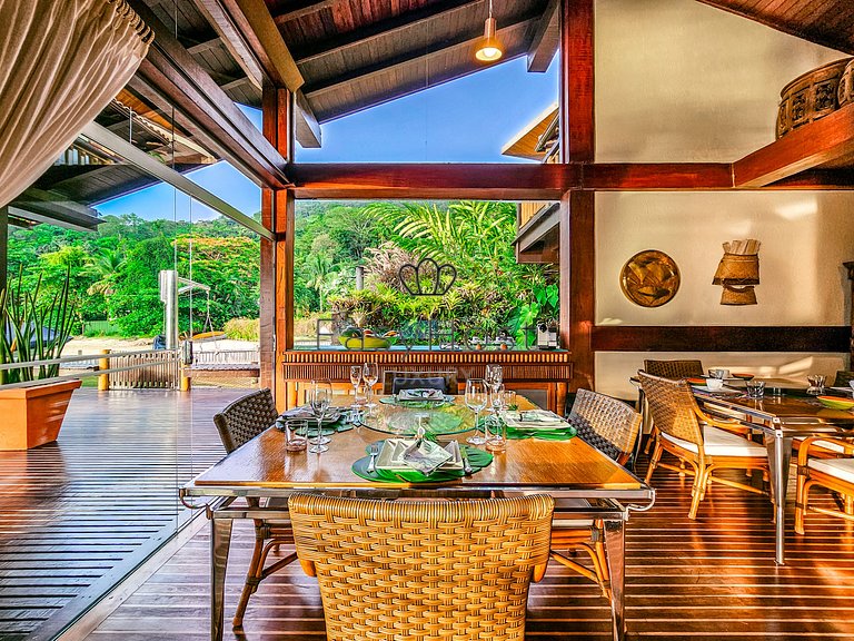 Casa en venta en condominio con piscina y vista al mar.