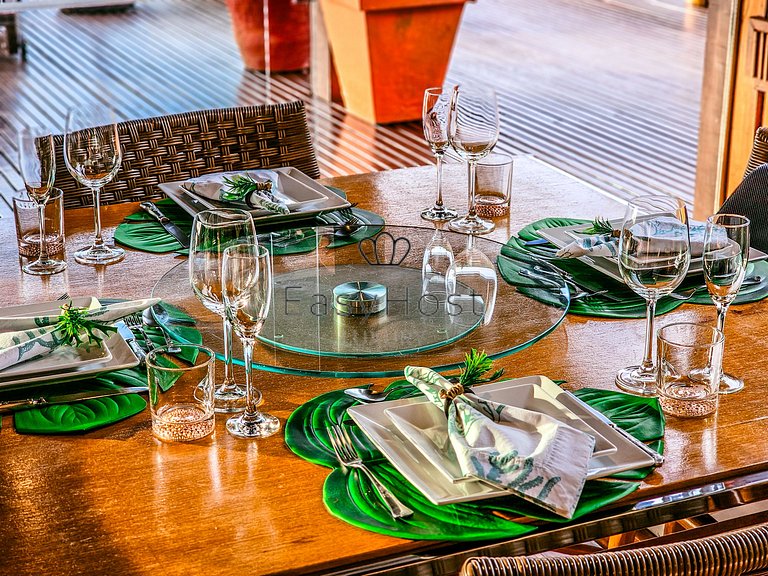 Casa en venta en condominio con piscina y vista al mar.