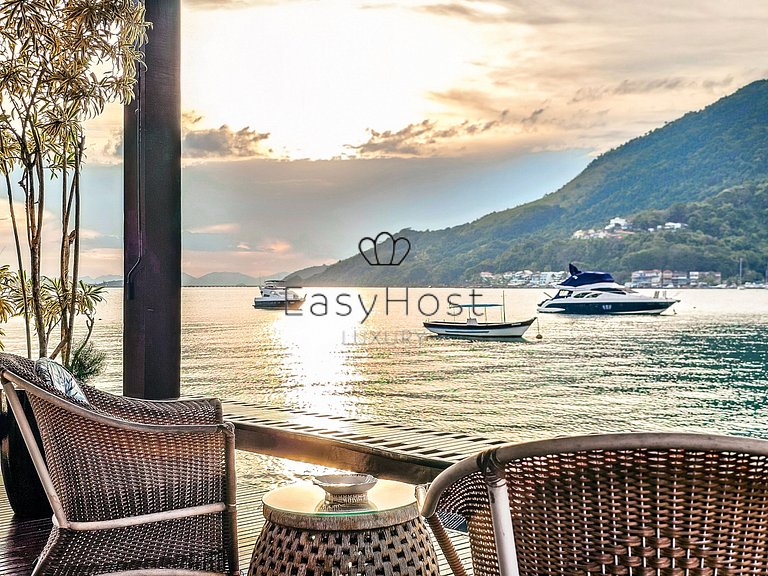 Casa en venta en condominio con piscina y vista al mar.