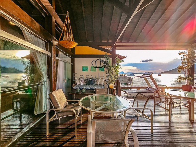 Casa en venta en condominio con piscina y vista al mar.