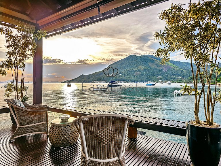 Casa en venta en condominio con piscina y vista al mar.