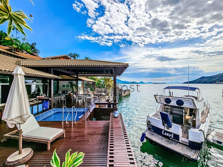 Casa à venda em Condomínio com piscina e vista para o mar