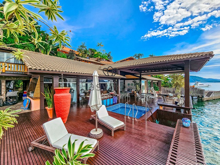Casa à venda em Condomínio com piscina e vista para o mar