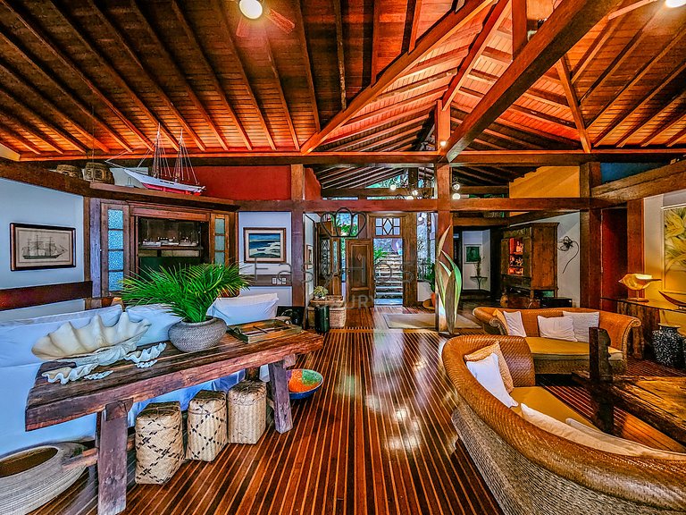 Casa en venta en condominio con piscina y vista al mar.