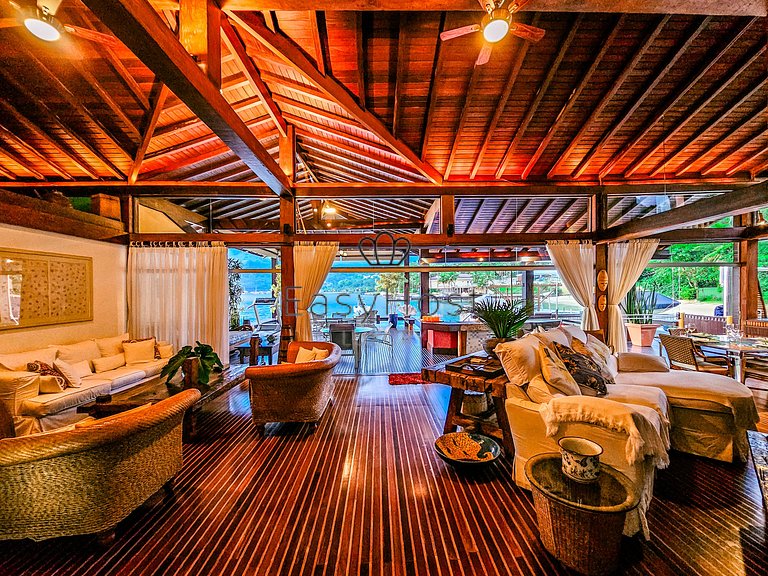 Casa en venta en condominio con piscina y vista al mar.