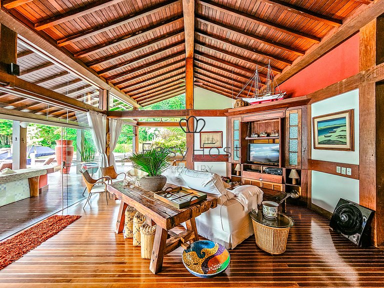 Casa en venta en condominio con piscina y vista al mar.