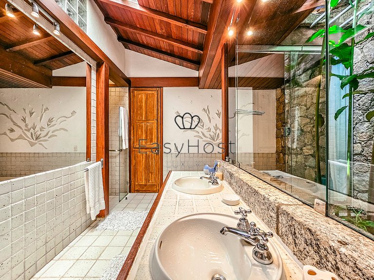 Casa à venda no Condomínio Portogalo com piscina e vista par