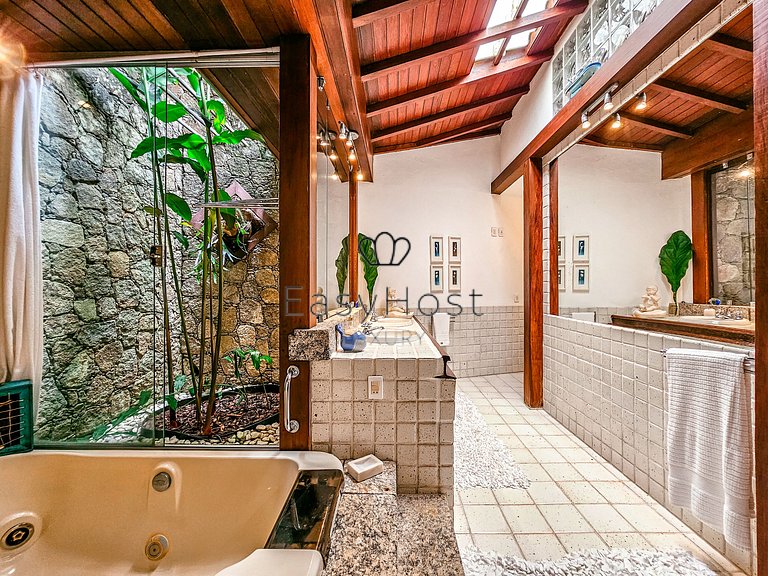 Casa en venta en condominio con piscina y vista al mar.