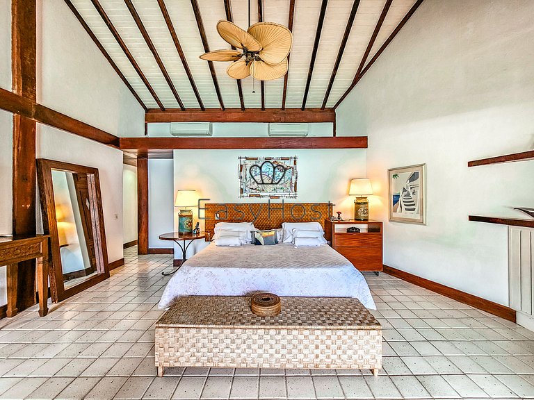 Casa en venta en condominio con piscina y vista al mar.