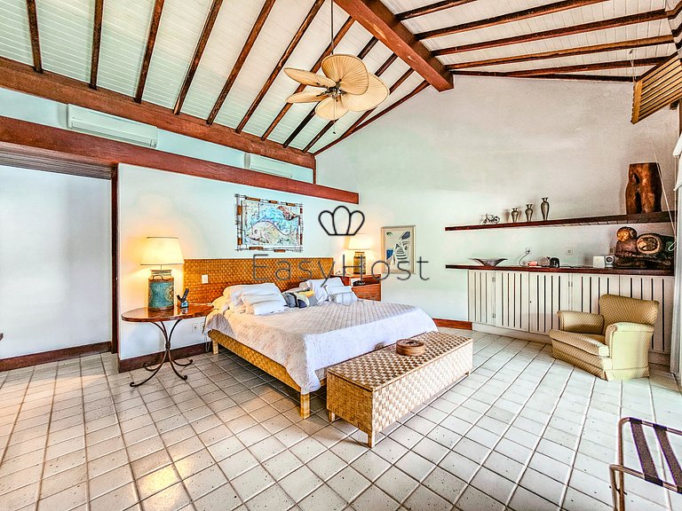 Casa en venta en condominio con piscina y vista al mar.