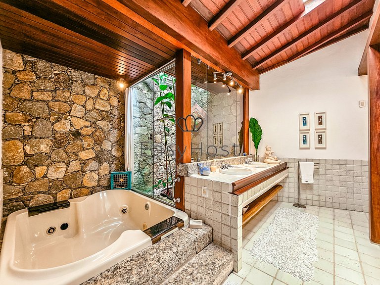 Casa en venta en condominio con piscina y vista al mar.