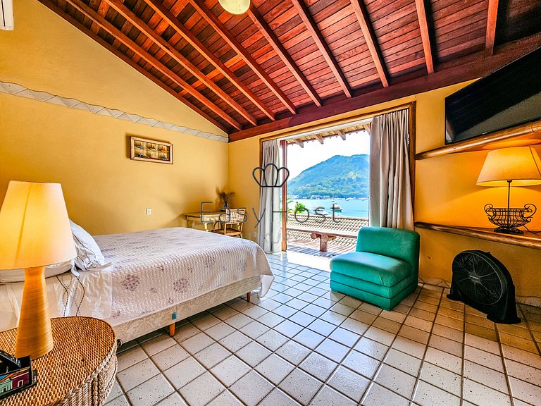 Casa en venta en condominio con piscina y vista al mar.