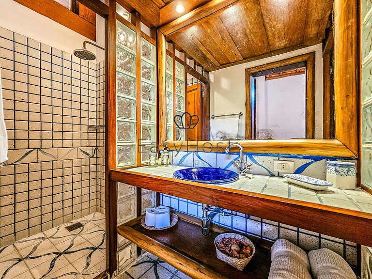 Casa en venta en condominio con piscina y vista al mar.