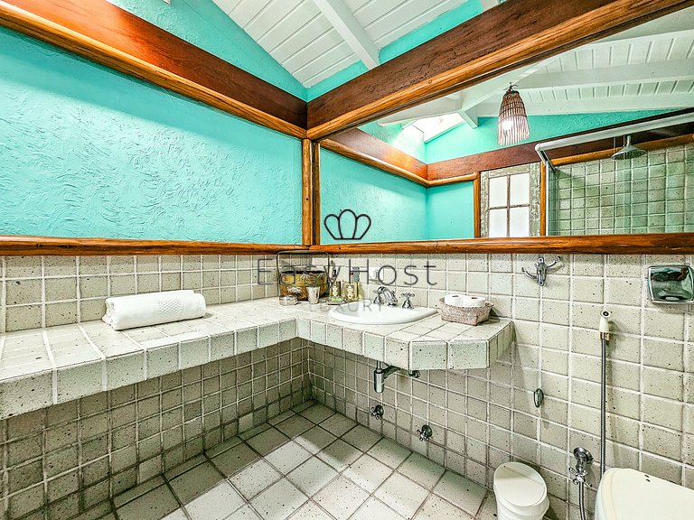 Casa en venta en condominio con piscina y vista al mar.