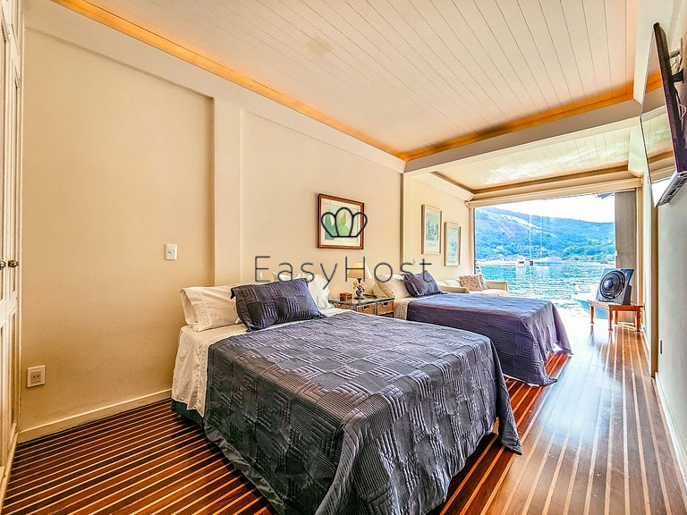 Casa en venta en condominio con piscina y vista al mar.