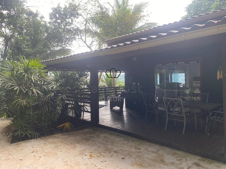 Casa à venda em Iha Grande beira mar com deck e amplo terren