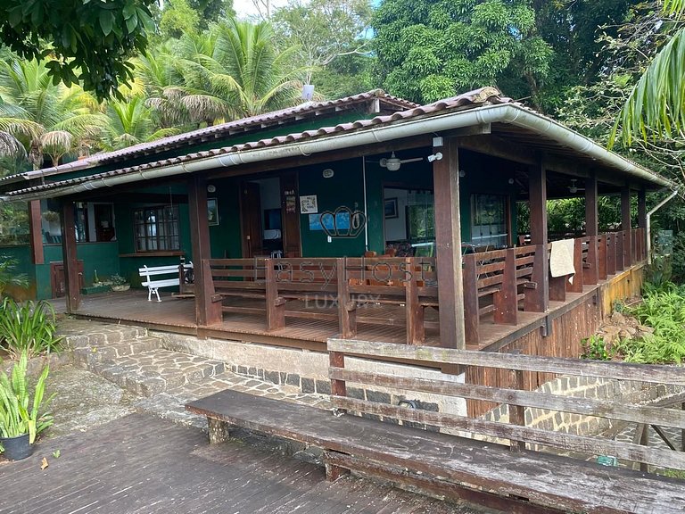 Casa à venda em Iha Grande beira mar com deck e amplo terren