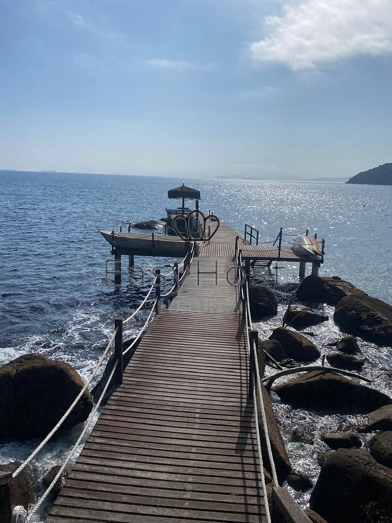 Casa à venda em Iha Grande beira mar com deck e amplo terren
