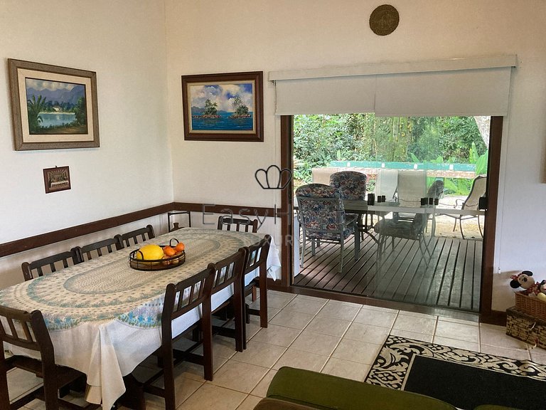 Casa en venta en Ilha Grande, frente a la playa, con deck.