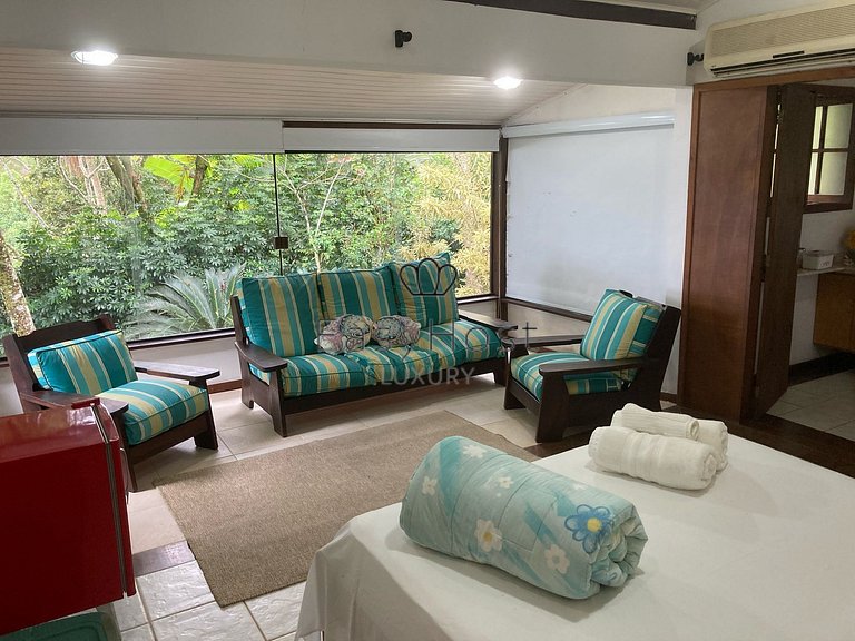 Casa en venta en Ilha Grande, frente a la playa, con deck.