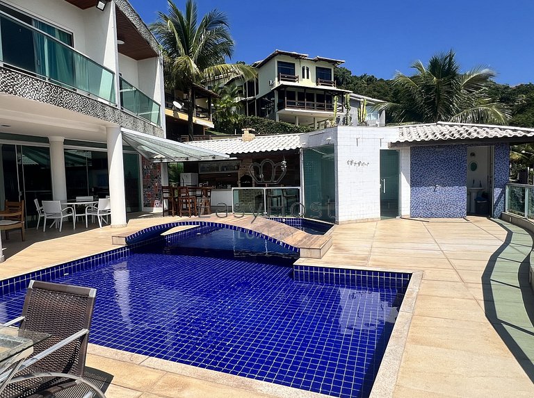 Casa à venda em condomínio fechado com piscina e praia