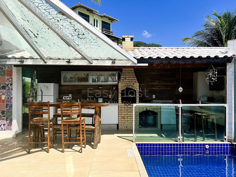 Casa en venta en urbanización cerrada con piscina y playa.