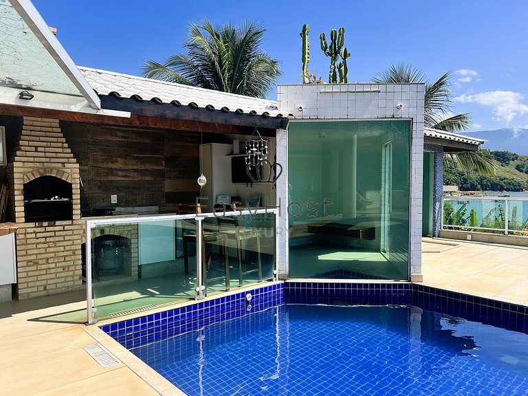 Casa en venta en urbanización cerrada con piscina y playa.
