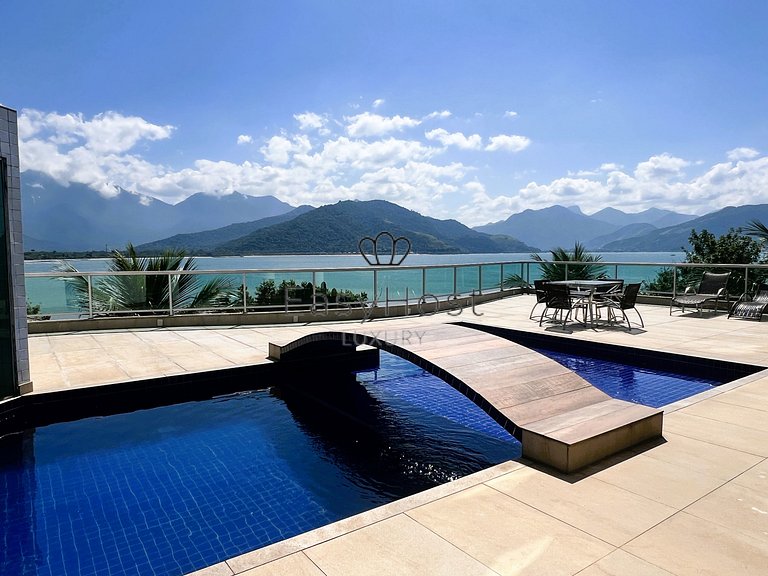 Casa en venta en urbanización cerrada con piscina y playa.