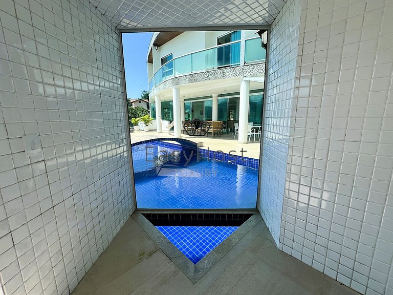 Casa à venda em condomínio fechado com piscina e praia