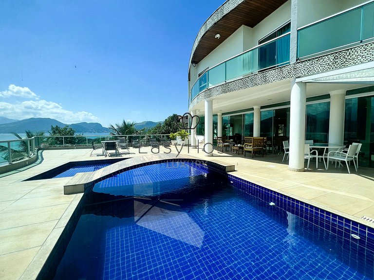 Casa en venta en urbanización cerrada con piscina y playa.