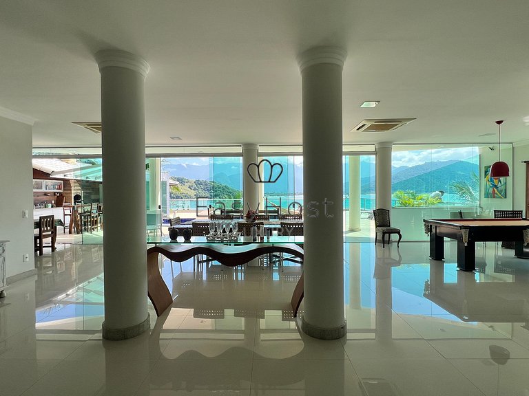 Casa en venta en urbanización cerrada con piscina y playa.