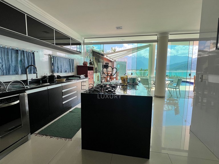 Casa en venta en urbanización cerrada con piscina y playa.