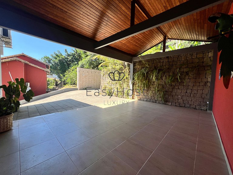 Casa à venda em condomínio fechado com piscina e praia