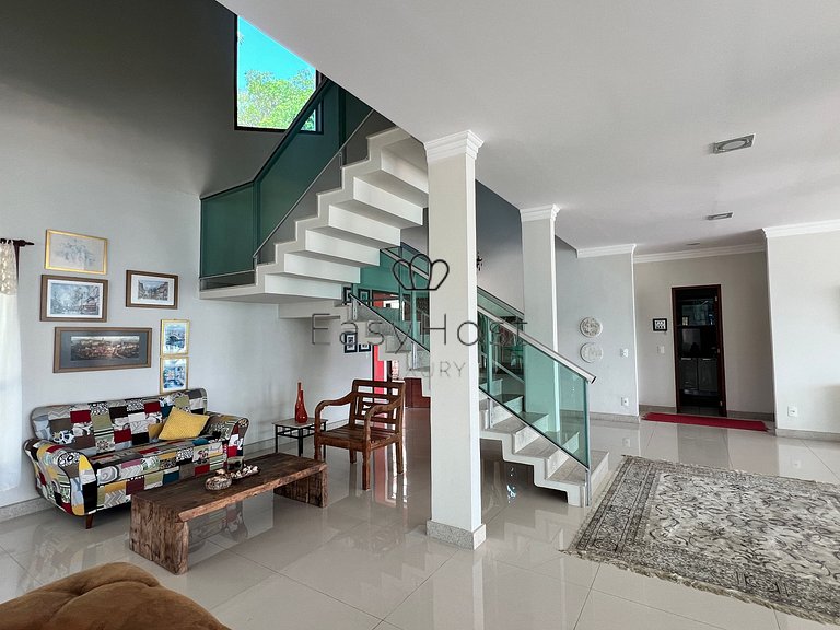 Casa en venta en urbanización cerrada con piscina y playa.