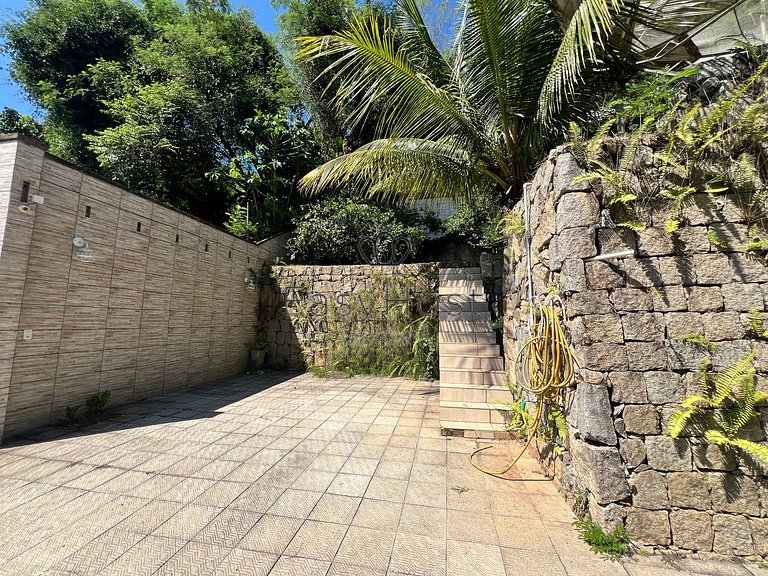 Casa en venta en urbanización cerrada con piscina y playa.