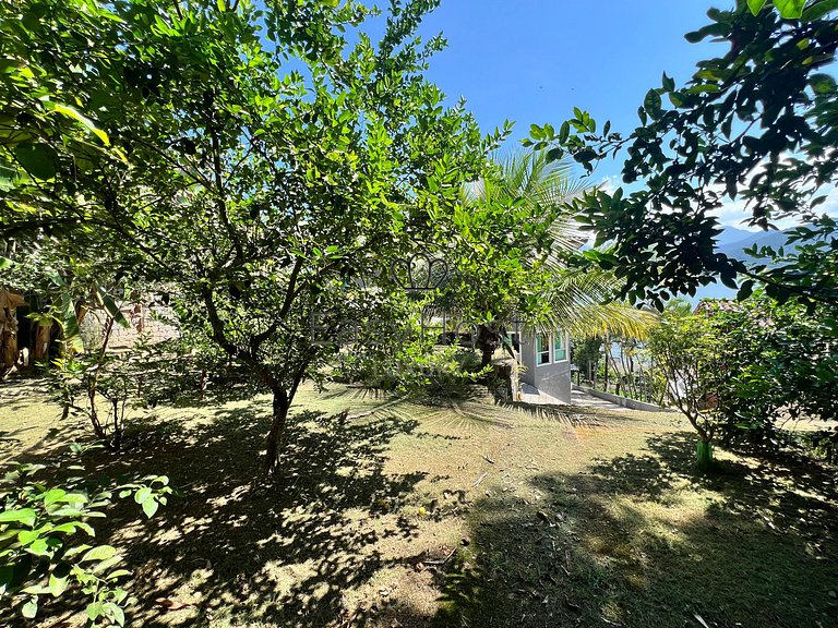 Casa en venta en urbanización cerrada con piscina y playa.