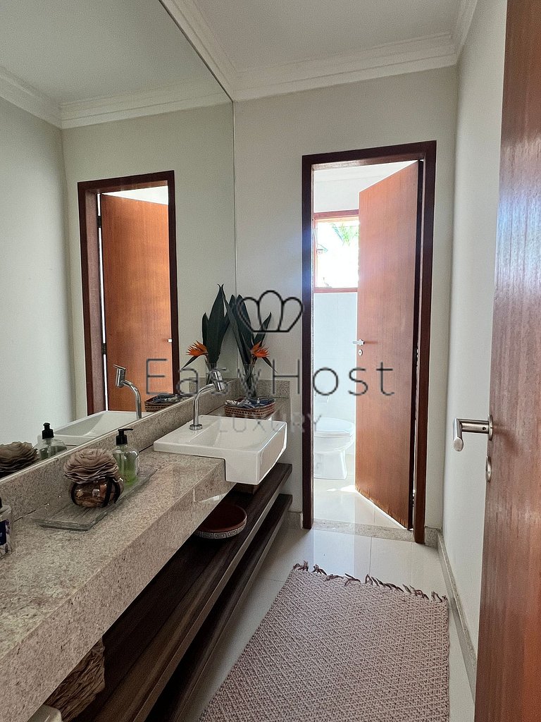 Casa en venta en urbanización cerrada con piscina y playa.