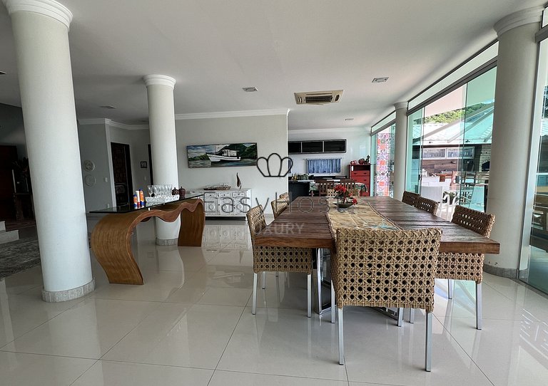 Casa en venta en urbanización cerrada con piscina y playa.