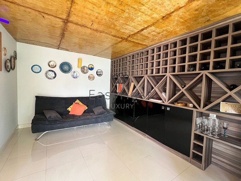 Casa en venta en urbanización cerrada con piscina y playa.