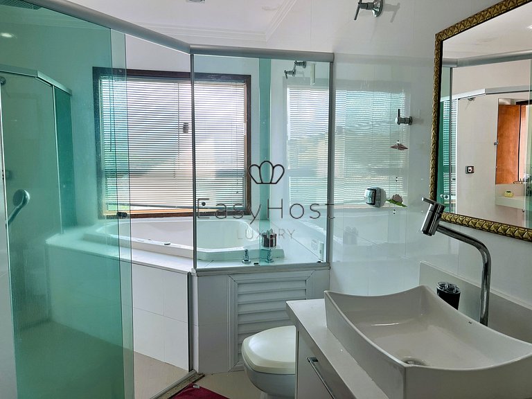 Casa en venta en urbanización cerrada con piscina y playa.