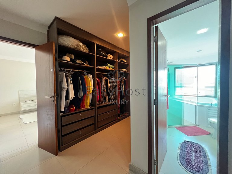 Casa en venta en urbanización cerrada con piscina y playa.